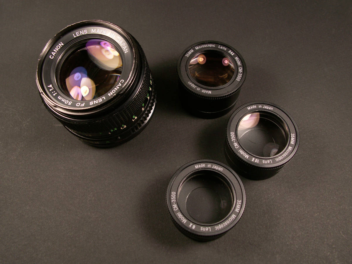 Matériel de test : objectif Canon 50mm inversé et kit Raynox CM-3500 avec ses bonnettes